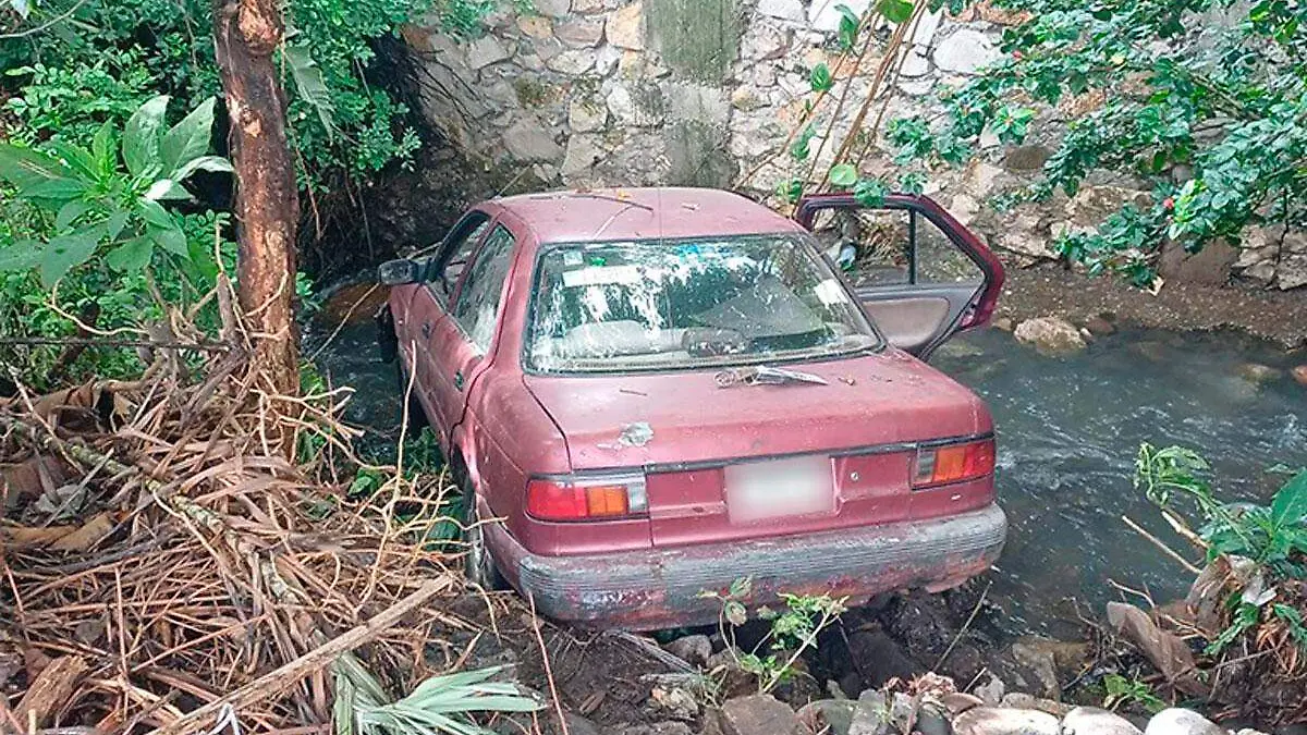 Cae-vehículo-a-un-arroyo-en-Córdoba