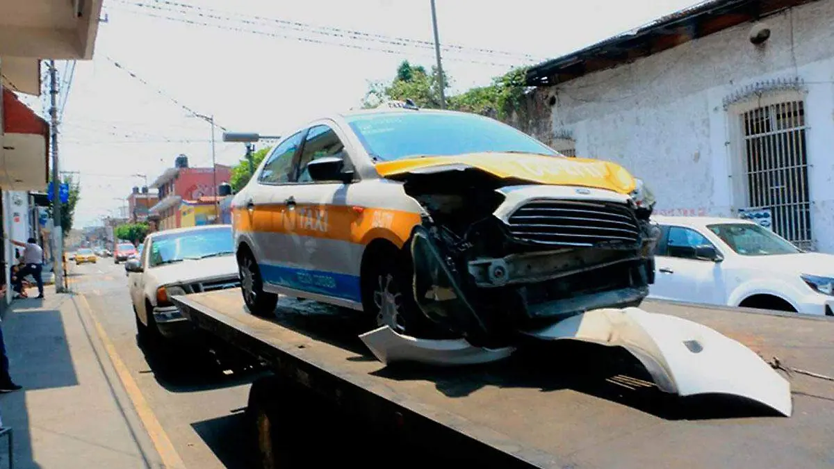 Taxi-choca-con-policia-ministrerial-en-Cordoba