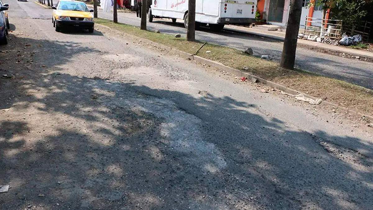 Hombre-tapa-bache-y-termina-multado