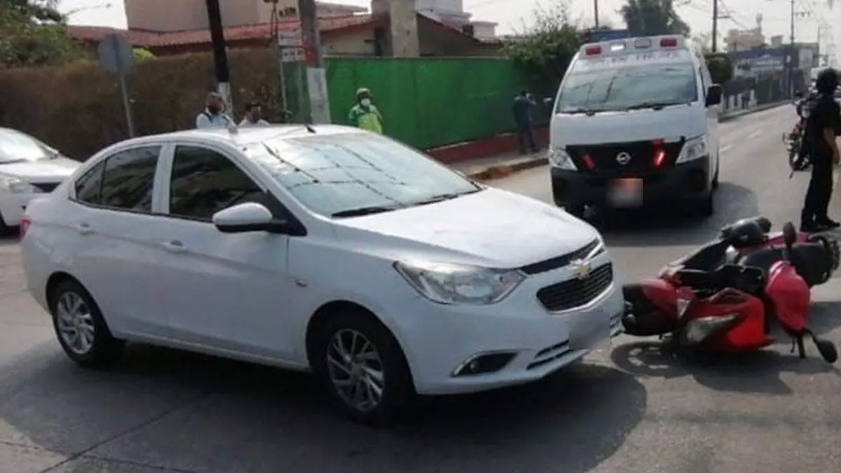 Accidente-entre-moto-y-auto-deja-una-herida-en-Cordoba