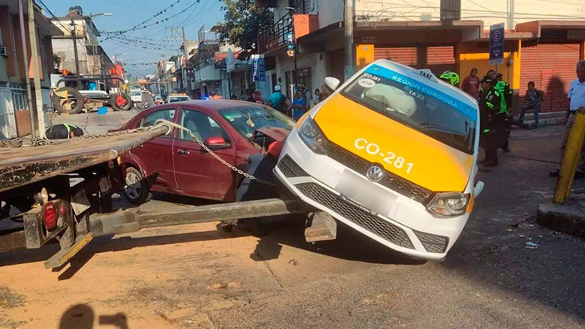 Taxi-casi-es-volcado-en-Cordoba