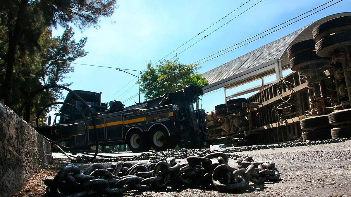 853017_Volcadura-camión-de-basura-GAM-3_web