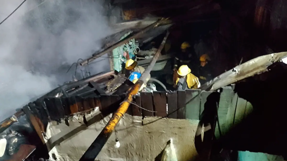 Un incendio generado por al parecer un corto circuito, redujo a escombros y cenizas una vivienda 