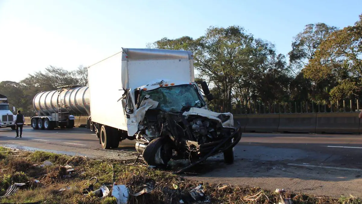 Choque bloquea autopista