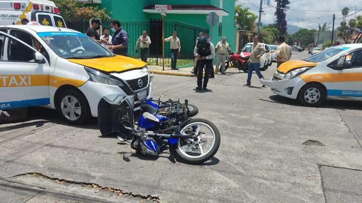 Accidente taxistas motociclista4