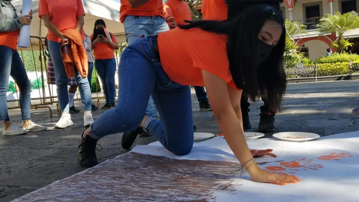 Alumnas reciben taller de defensa