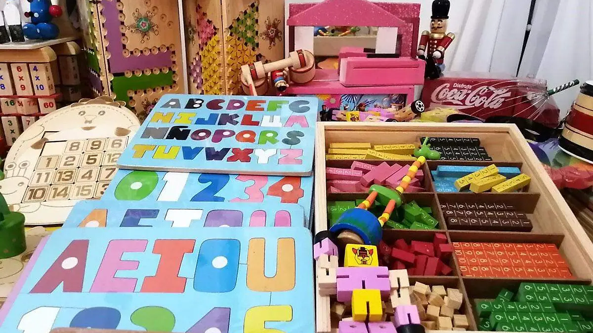 2-Juguetes-de-madera-elaborados-por-artesano