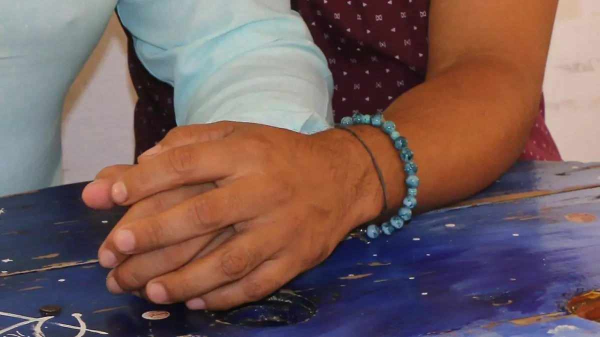 Novios agarrados de las manos