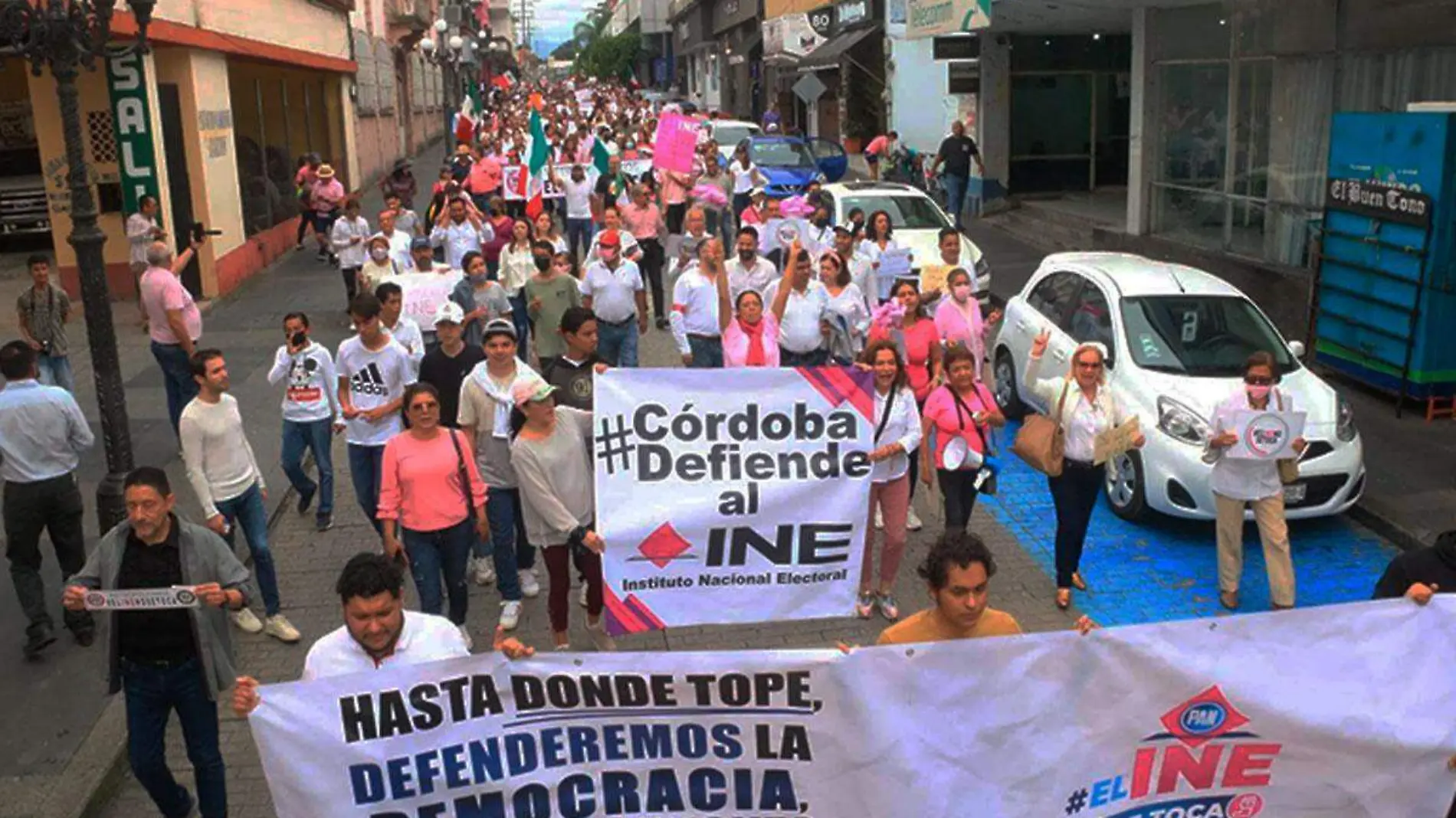 Marchan-en-calles-de-Cordoba-en-defensa-del-INE