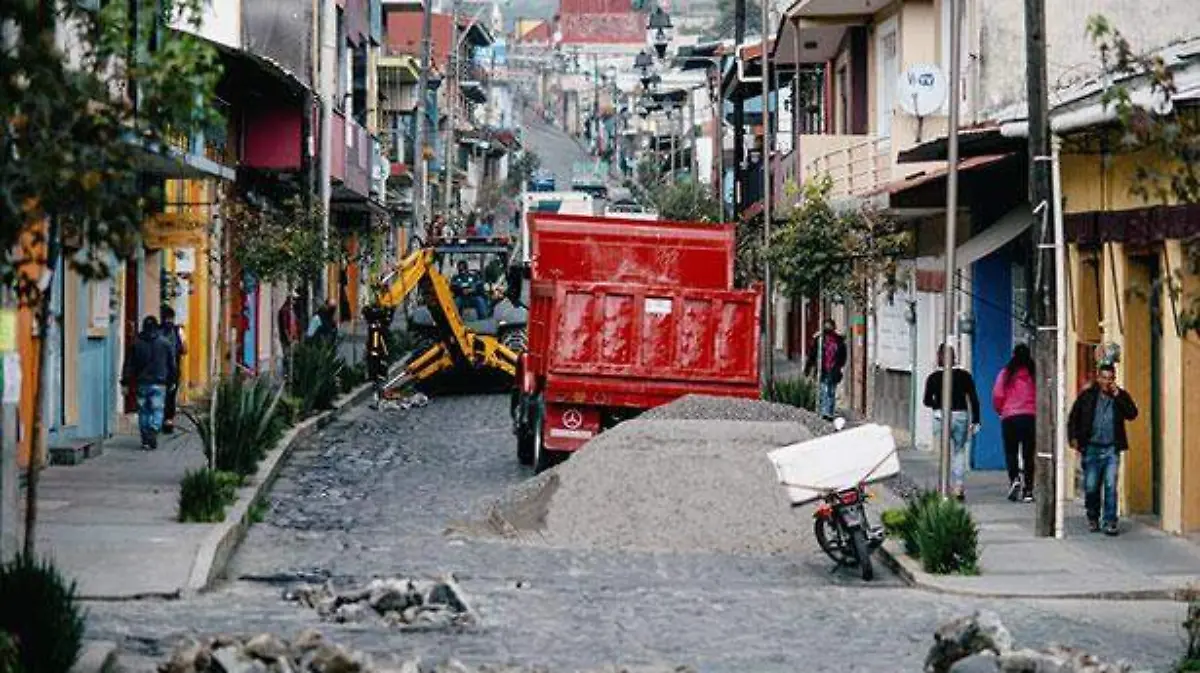 Autoridades del Ayuntamiento de Coscomatepec informan que debido a trabajos de bacheo realizados en la Avenida Nicolás Bravo, esta mañana fue cerrada la circulación 