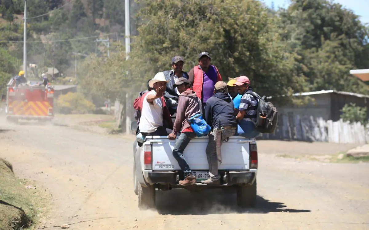 Personas van a refugio