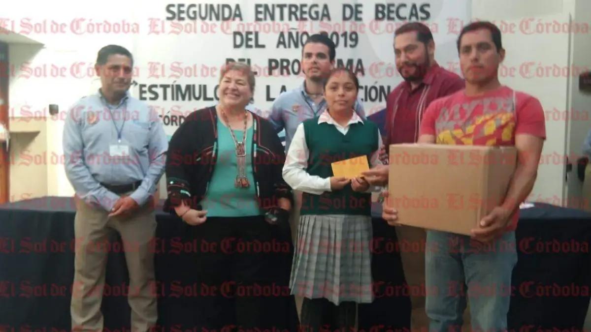 Entregan becas3