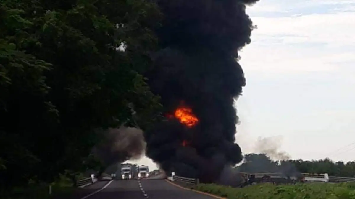 Arde-pipa-con-gasolina-en-Cosamaloapan