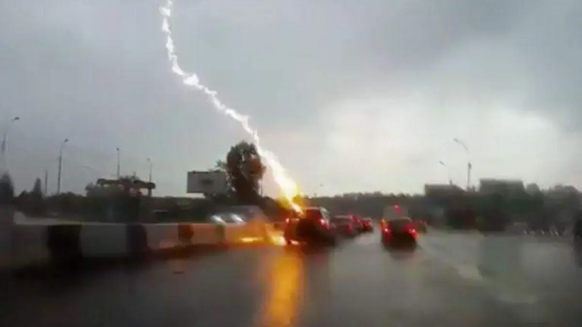 Rayo impacta a camioneta