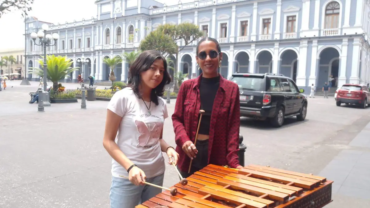 Niña Marypaz con marimbista entrevistada