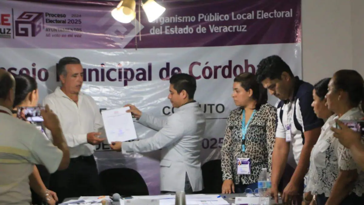 Manuel Alonso Cerezo recibió constancia de mayoría 