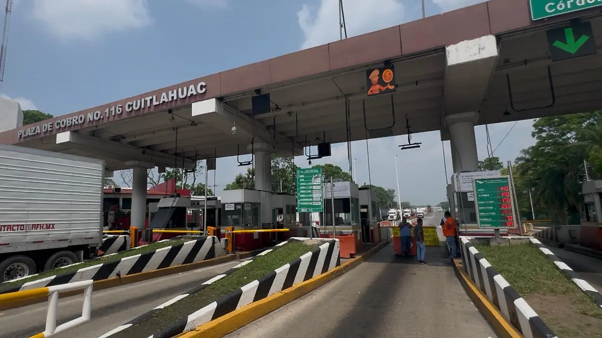 Oaxaqueños bloquean caseta de Cuitláhuac para exigir liberación de dos mujeres detenidas  