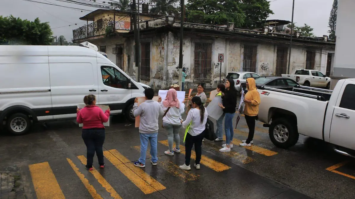 Familiares de Eduardo regidor en prisión