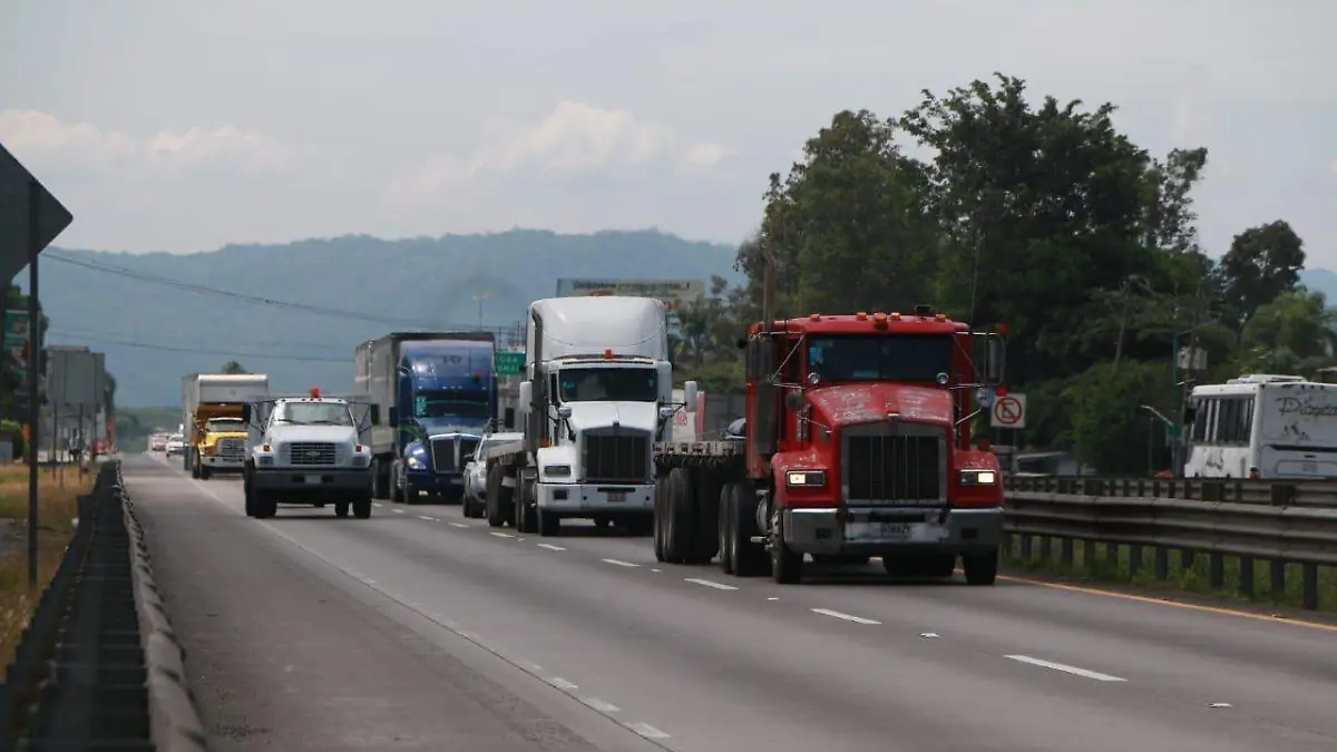 Transportistas de la Canacar denuncian que delincuentes usan patrullas clonadas para asaltar en la autopista Puebla-Orizaba 