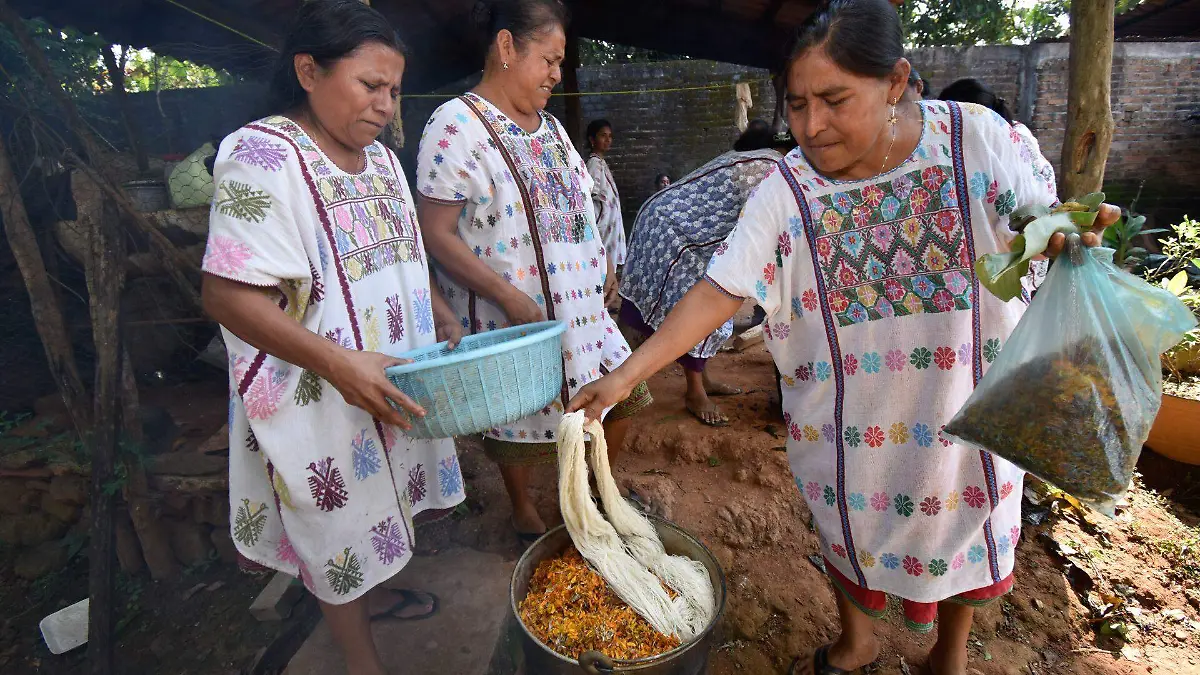 788855_Mujeres indígenas de Xochistlahuaca mantienen la tradición del tejido con telar de cintur_web