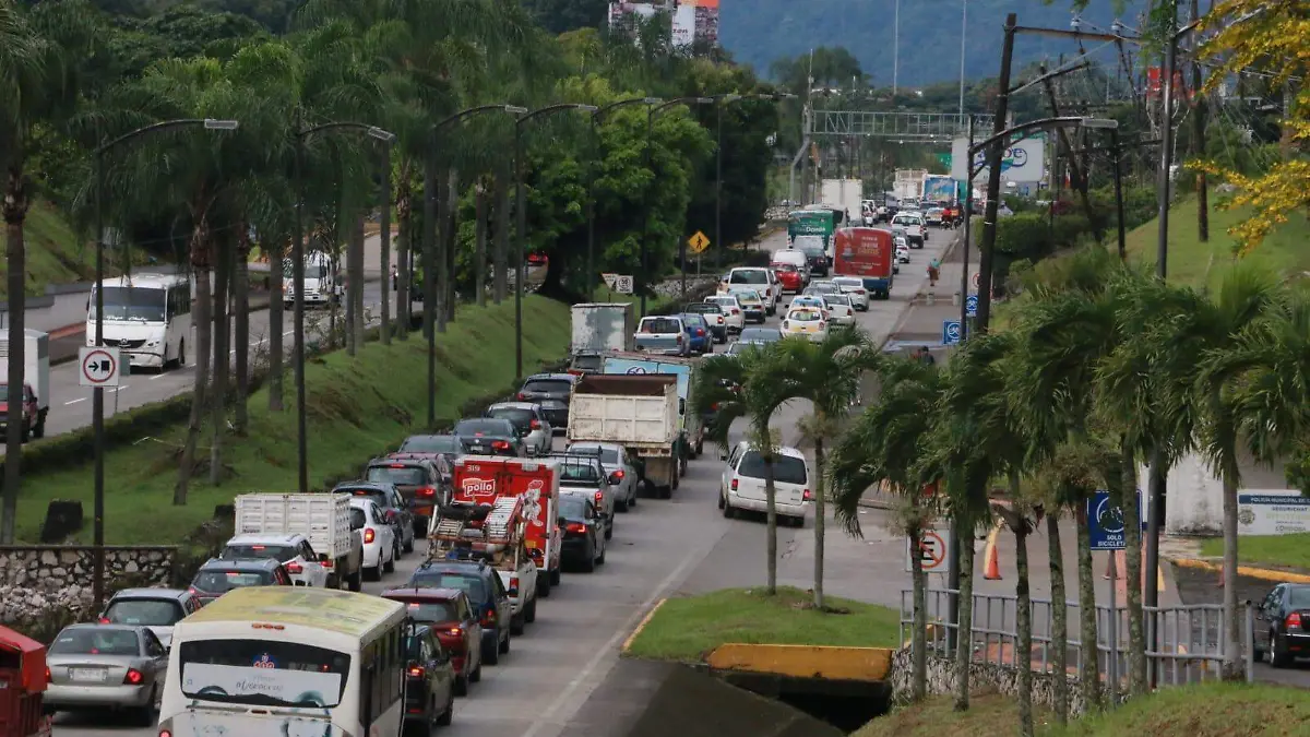 Por hundimiento cierran circulación vehicular en medio carril del bulevar Tratados de Córdoba 