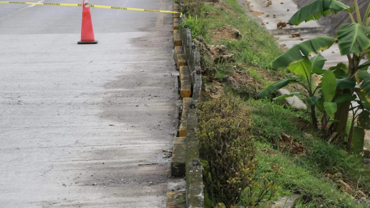 Por hundimiento cierran circulación vehicular en medio carril del bulevar Tratados de Córdoba 