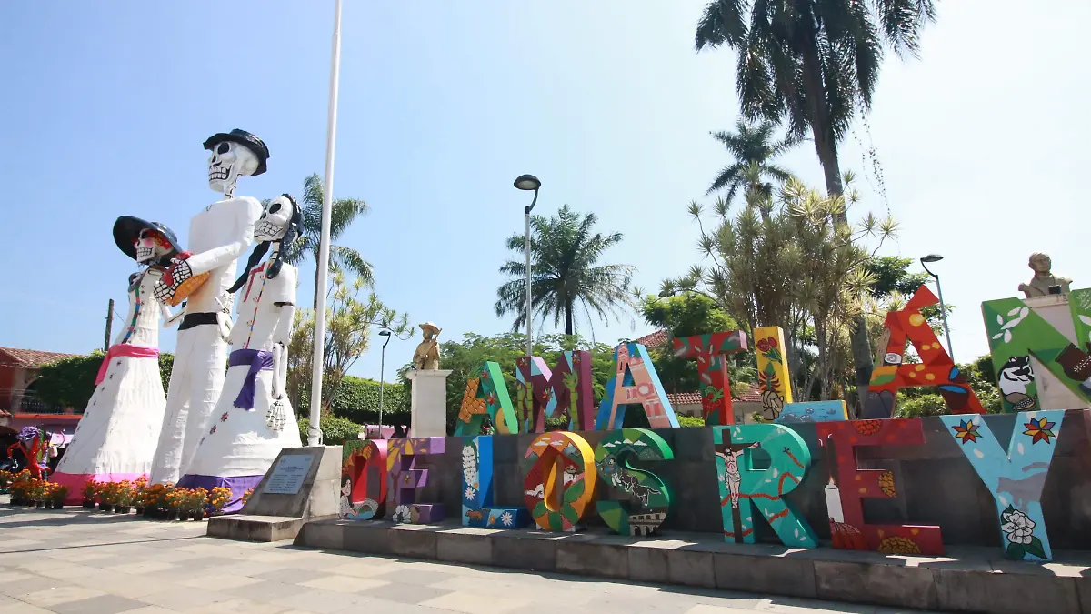 catrinas monumentales y alebrijes para Día de Muertos en Amatlán 