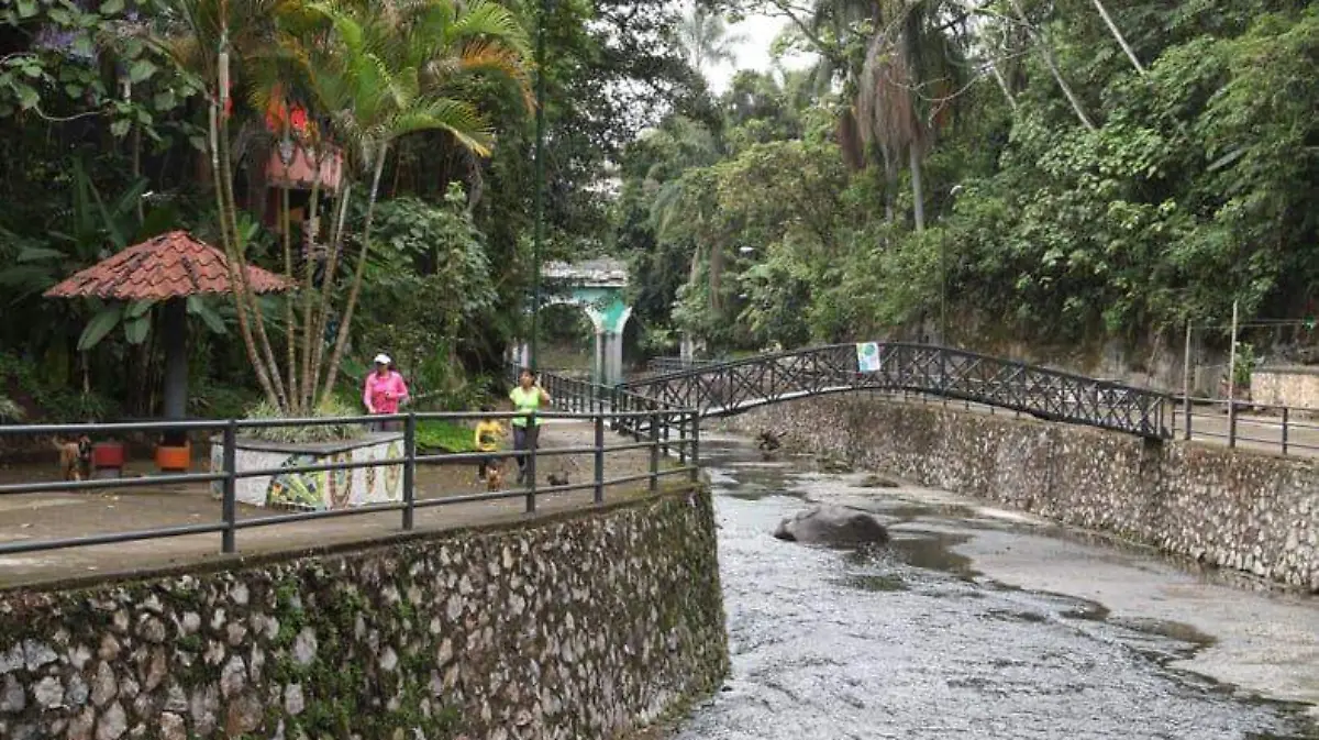 El presidente municipal electo de Córdoba, Manuel Alonso Cerezo recorrió los ríos Toribio y San Antonio para constatar los problemas de contaminación