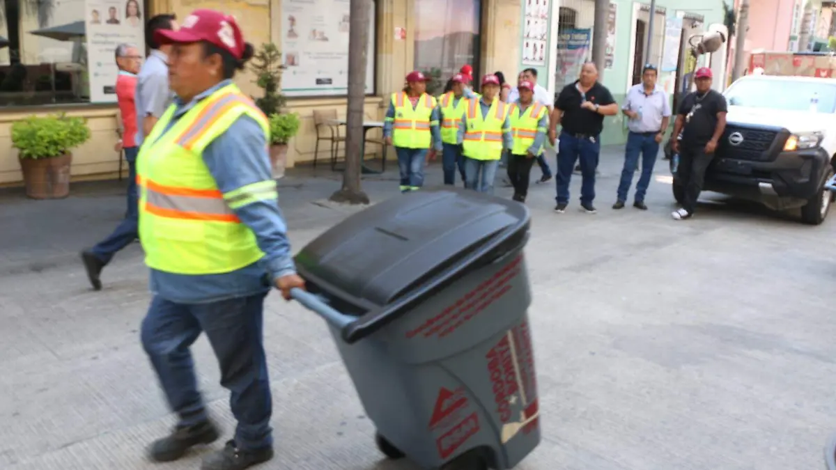 Trabajadora del servicio de limpia pública