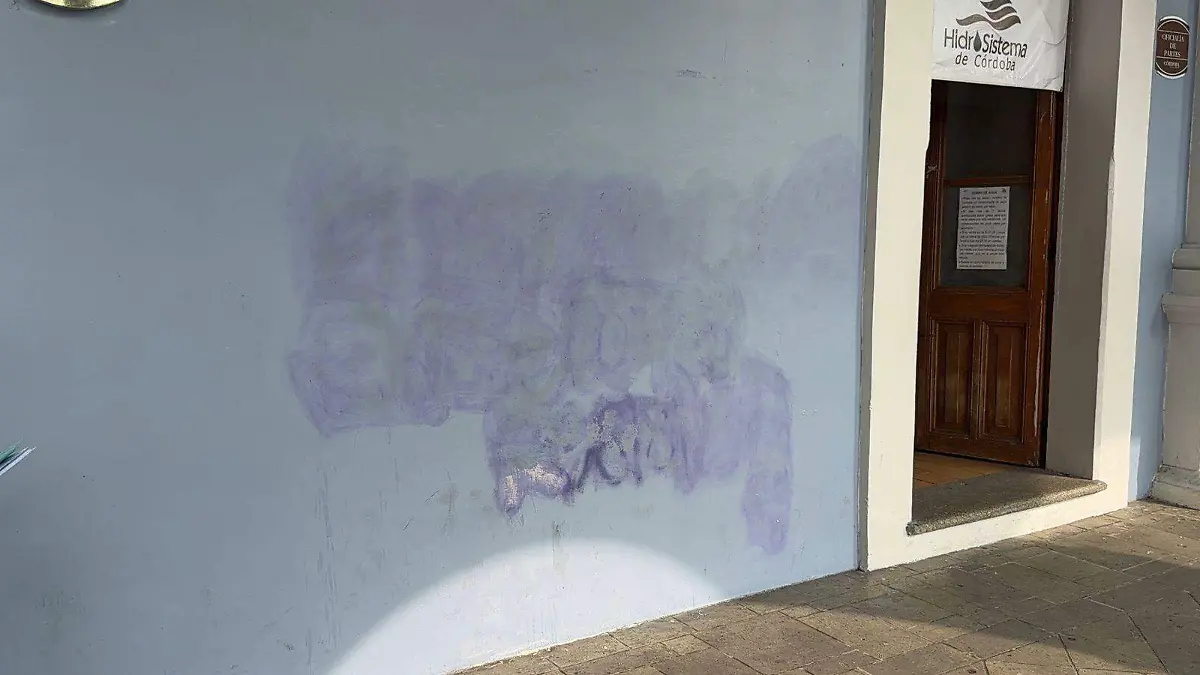 Tras vandalismo de feministas por el 8M, personal del Ayuntamiento de Córdoba realiza trabajos de limpieza 