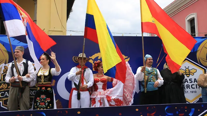 Desfile del Festival Folklore en las Pricipales calles. 
