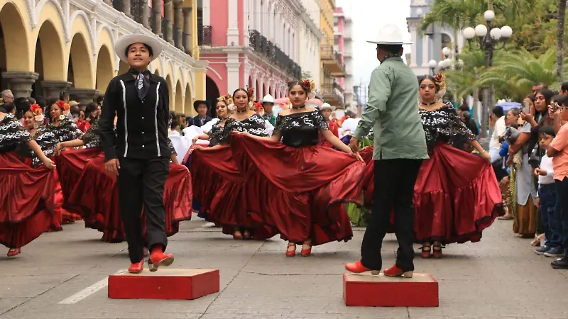 Desfile del Festival Folklore en las Pricipales calles. 