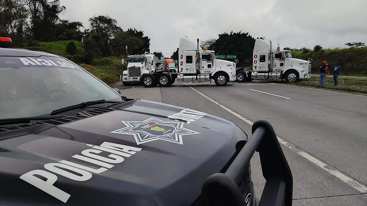 Transportistas de Antac bloquean autopista 150D y carretera Córdoba-Veracruz en protesta