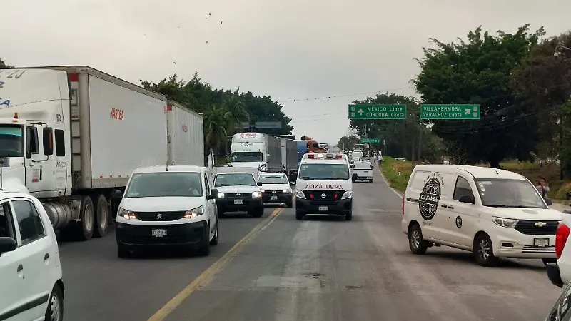Transportistas de Antac bloquean autopista 150D y carretera Córdoba-Veracruz en protesta