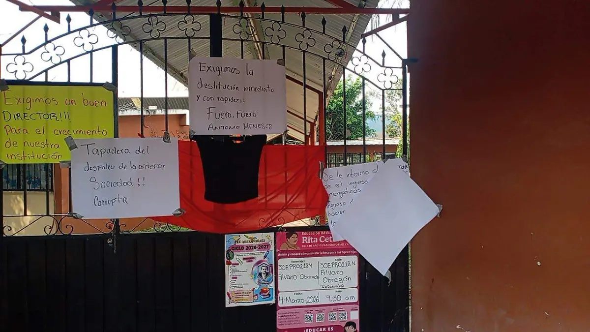 Padres de familia de la escuela primaria Álvaro Obregón, ubicada en la comunidad de Cacahuatal