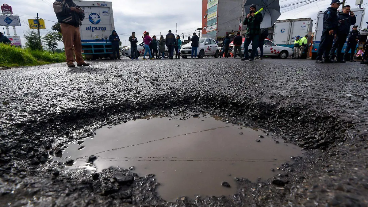 998931_Bloquean vecinos Sauces por malas condiciones calles_web