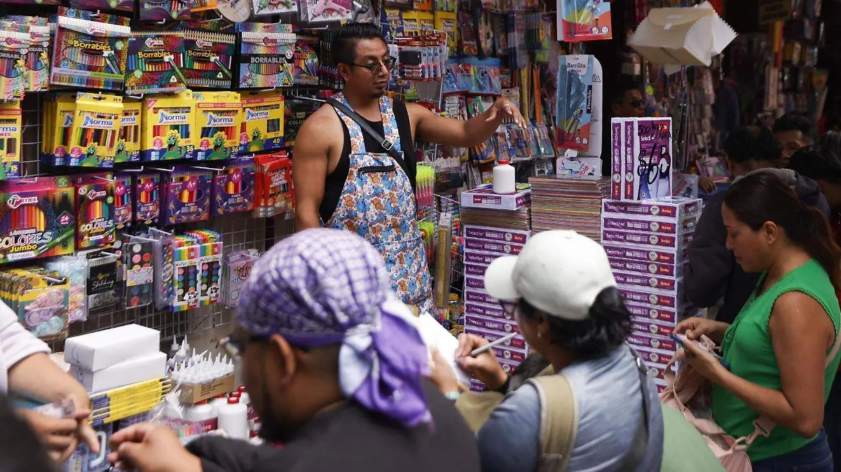 1045585_Venta útiles escolares útimo día vacaciones_web