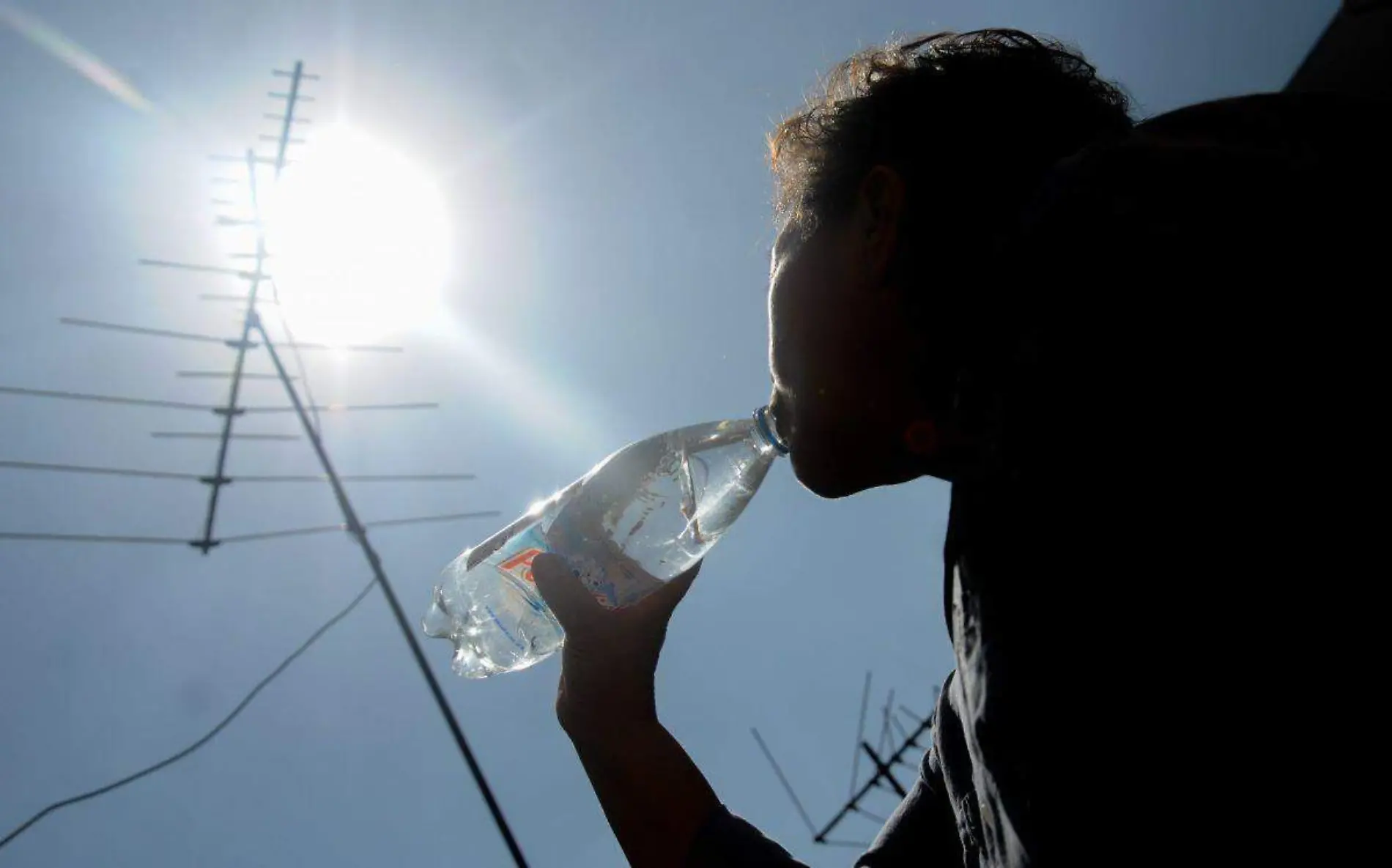 ola-de-calor-persona-se-refresca