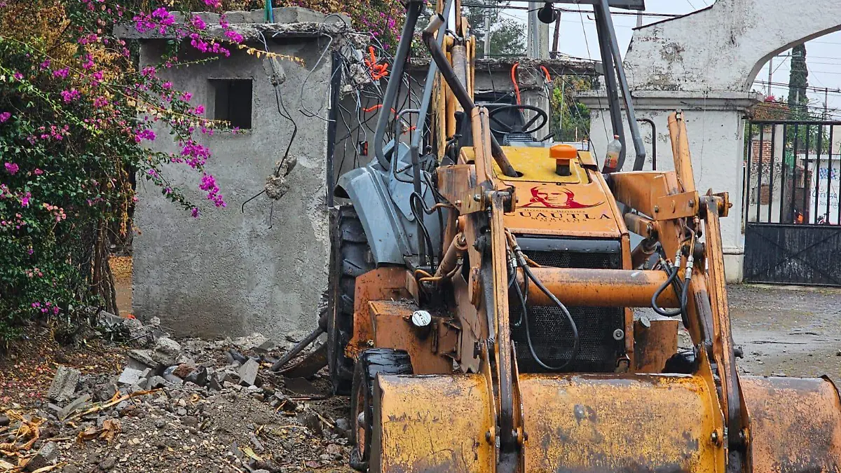 retroexcavadora-conflicto-vecinos (3)