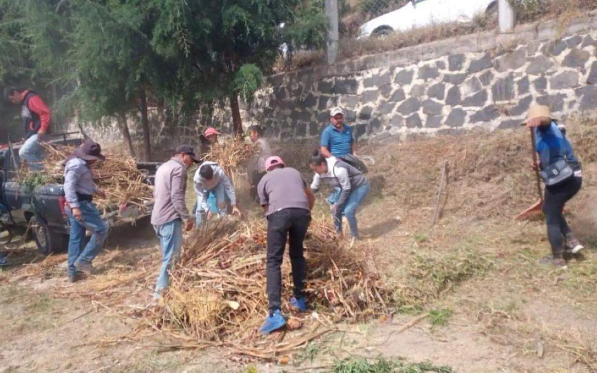 hueyapan-habitantes-limpian-panteones