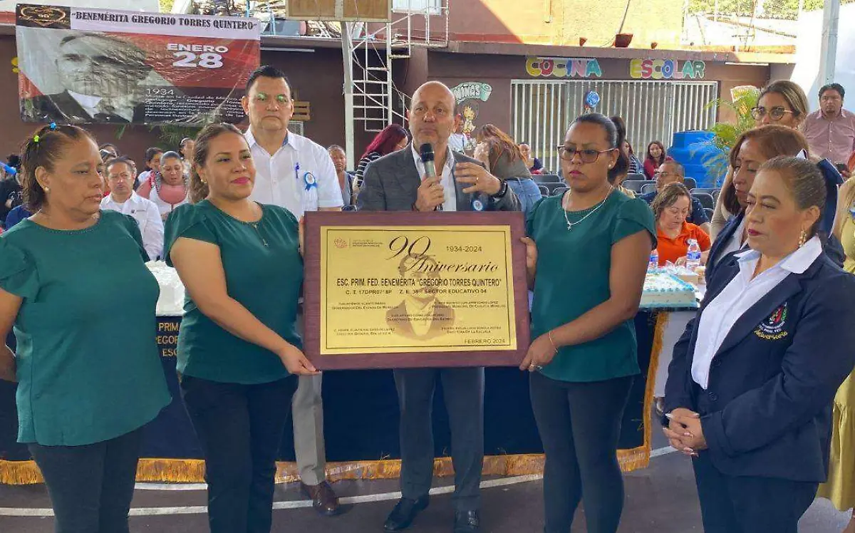 alcalde-placa-conmemorativa-90-anos-primaria