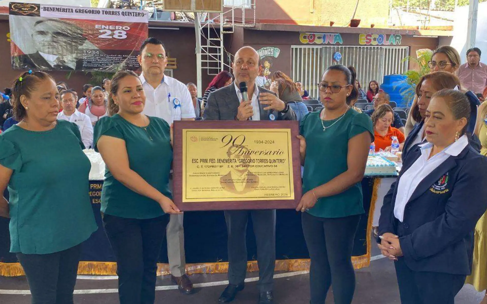 alcalde-placa-conmemorativa-90-anos-primaria