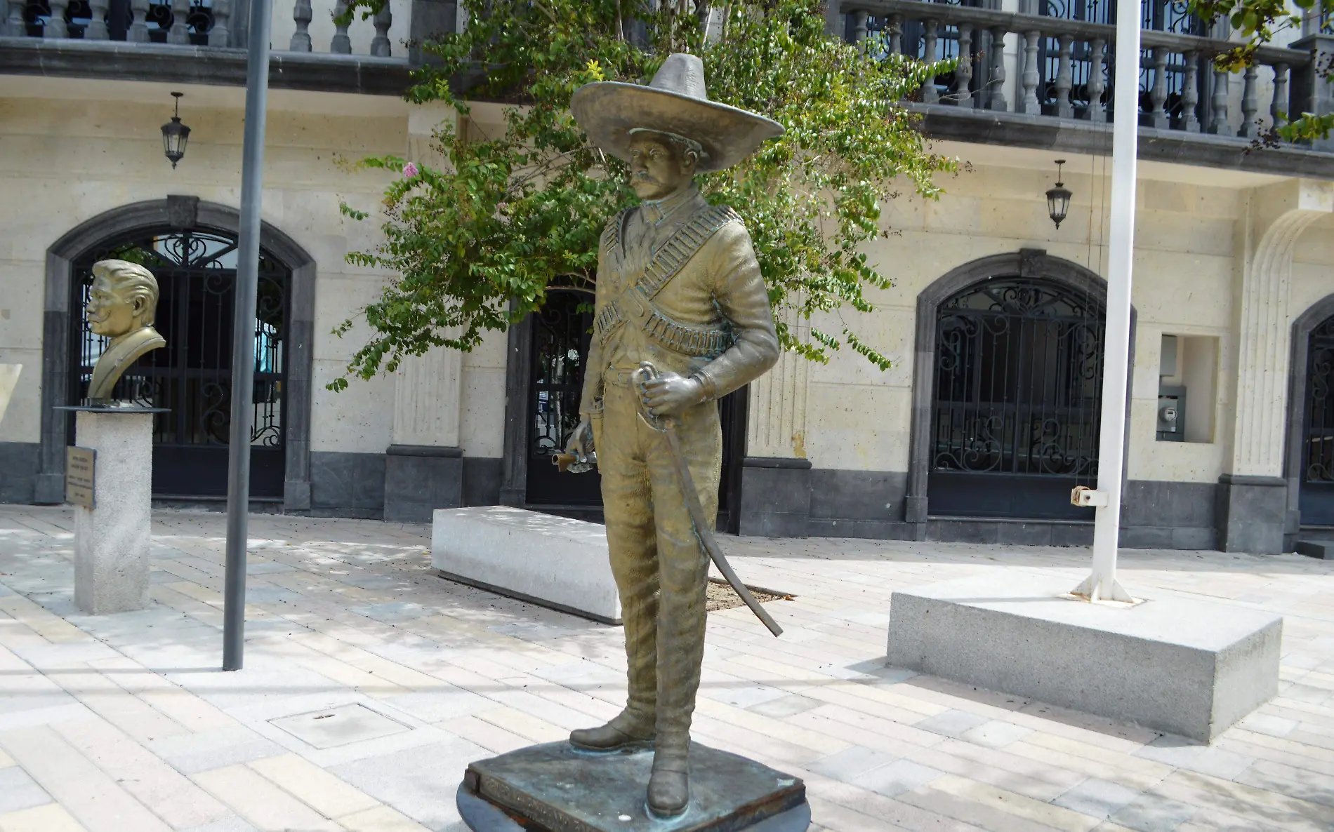 construcción-estatua-monumental-zapata