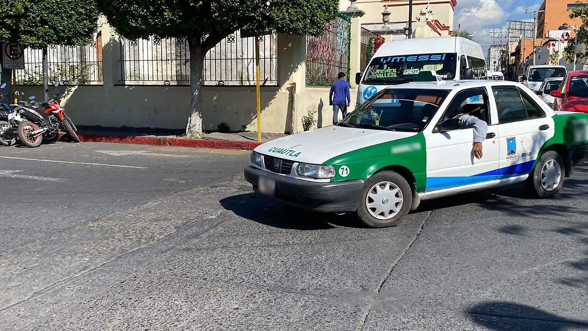Taxi circula por el centro-Ofelia Espinoza