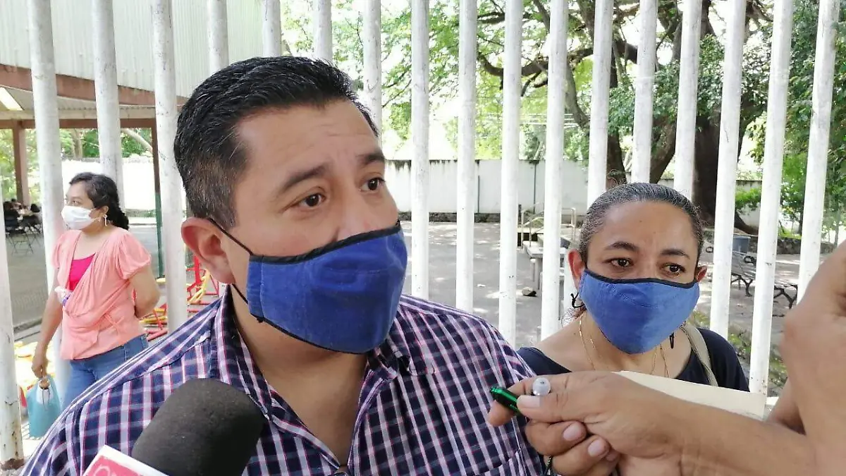 amparo-en-mano-adolescente-vacuna-covid