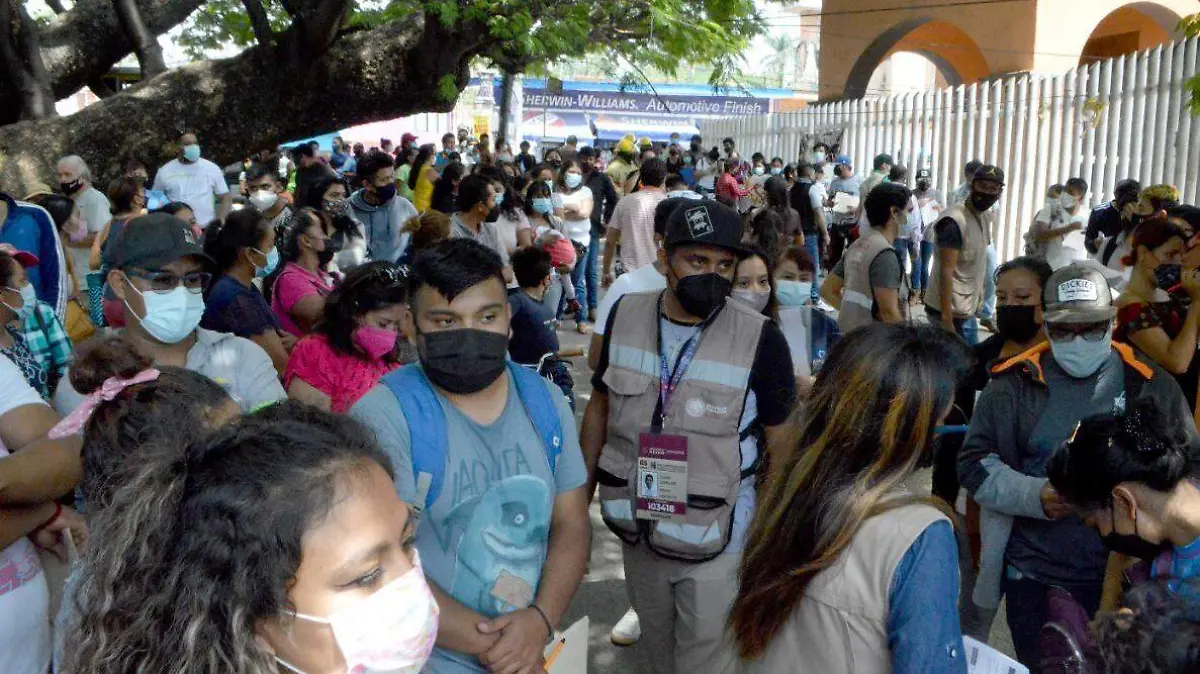 jóvenes-pelean-por-vacunarse-gude