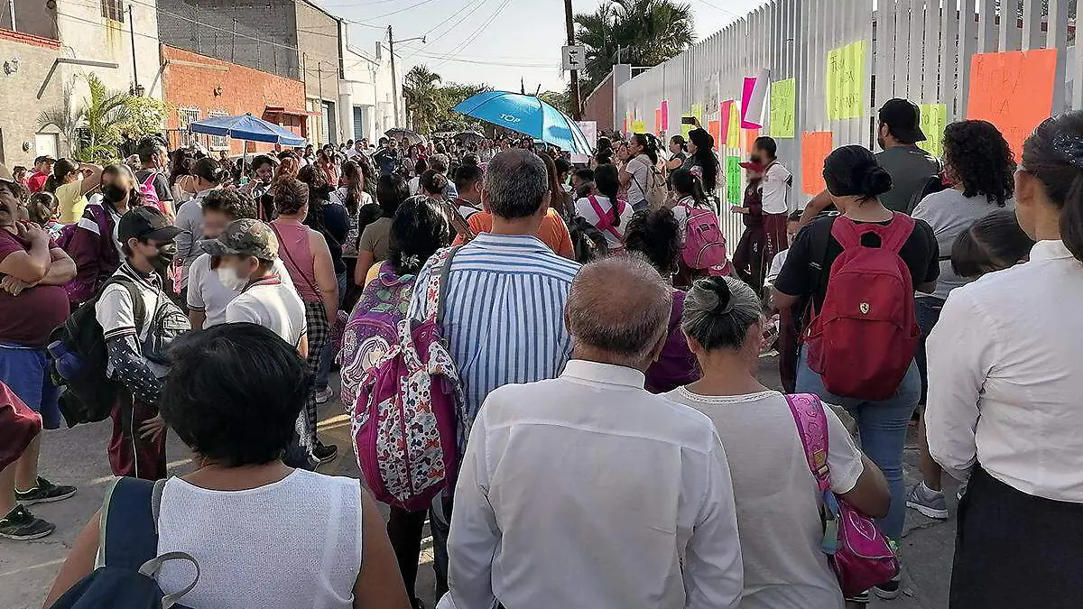 protesta-familias-escuela-hermenegildo-galeana-cuautla-1-gude-servin
