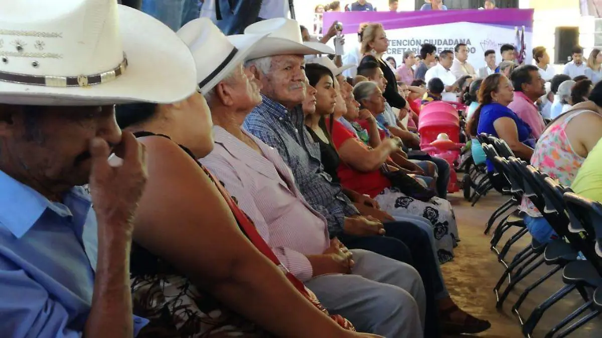 En primer plano hombres con sombrero en Miacatlán escuchan a Cuauhtémoc Blanco