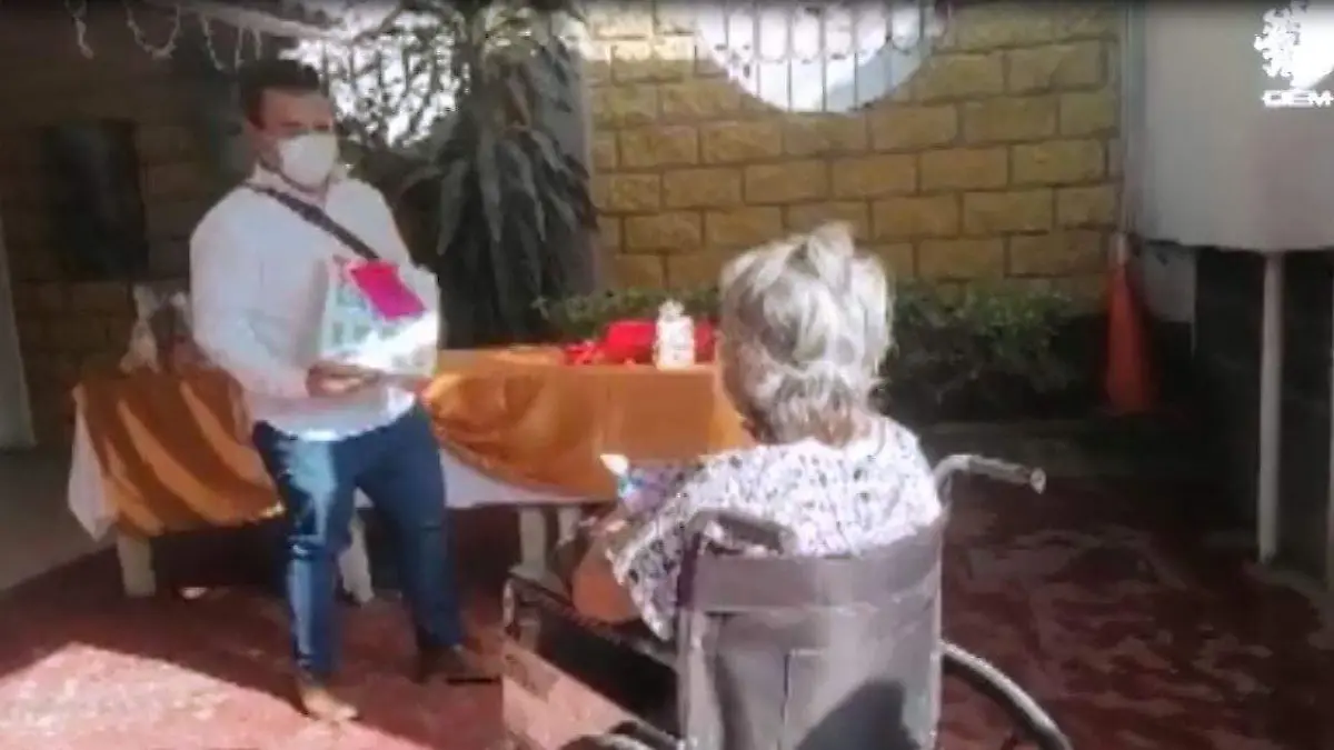 Entrega de obsequio a pacientes 