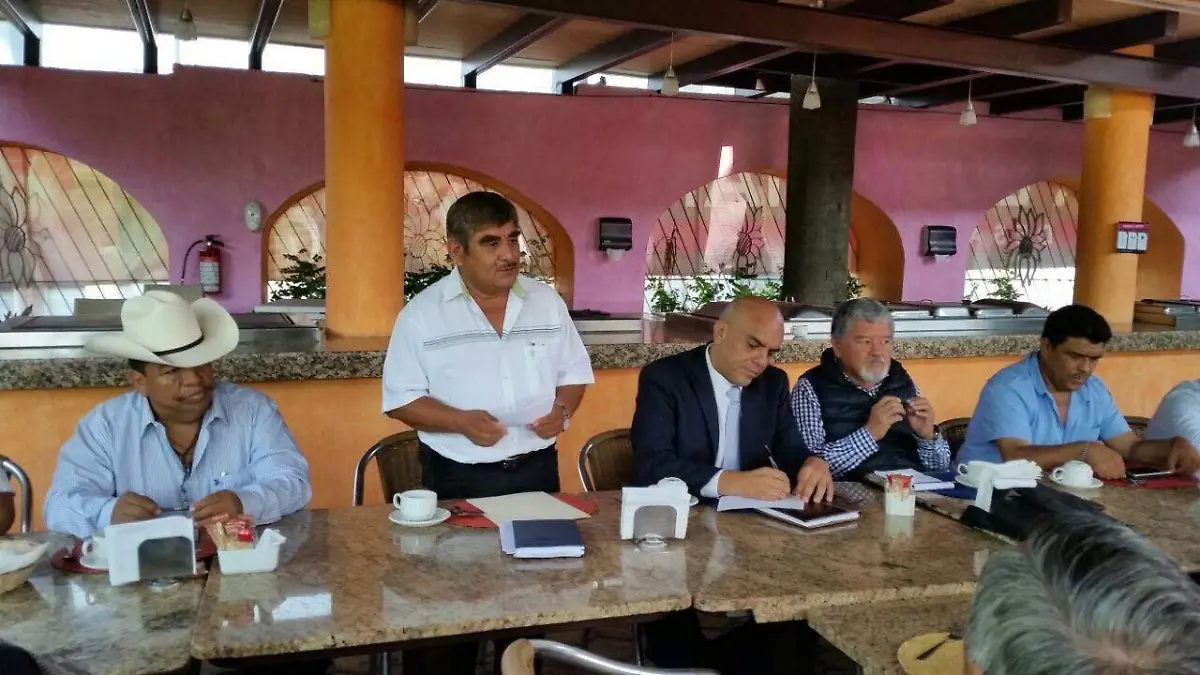 Miguel Angel Rosete en reunión con transportistas
